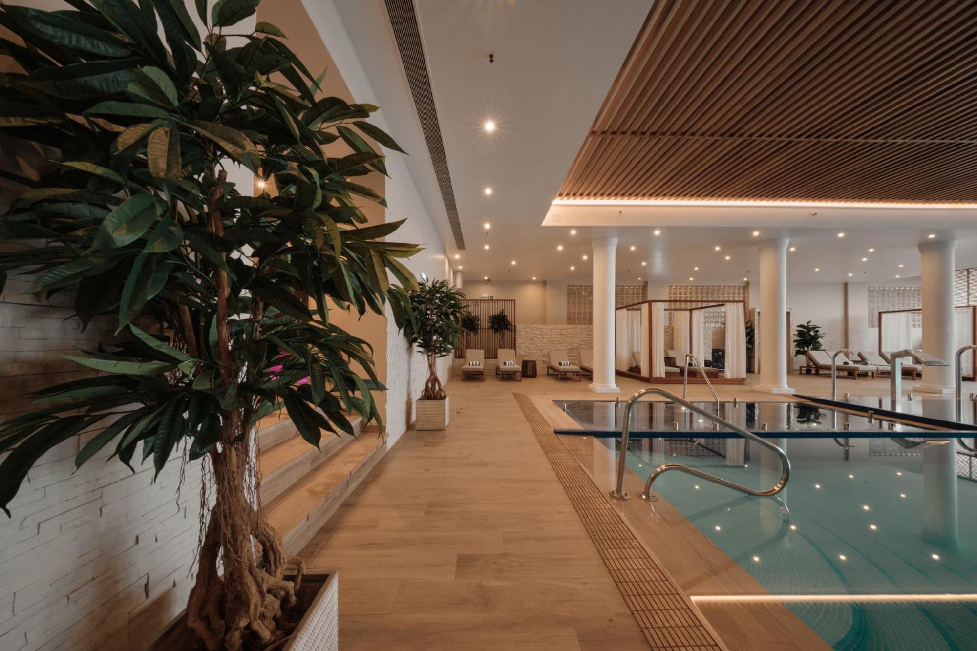 Praia D'El Rey Marriott Golf & Beach Resort Praia del Rei Exterior photo The spa at the InterContinental