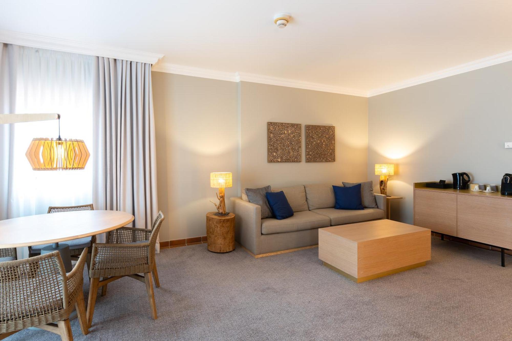 Praia D'El Rey Marriott Golf & Beach Resort Praia del Rei Room photo A suite at the hotel