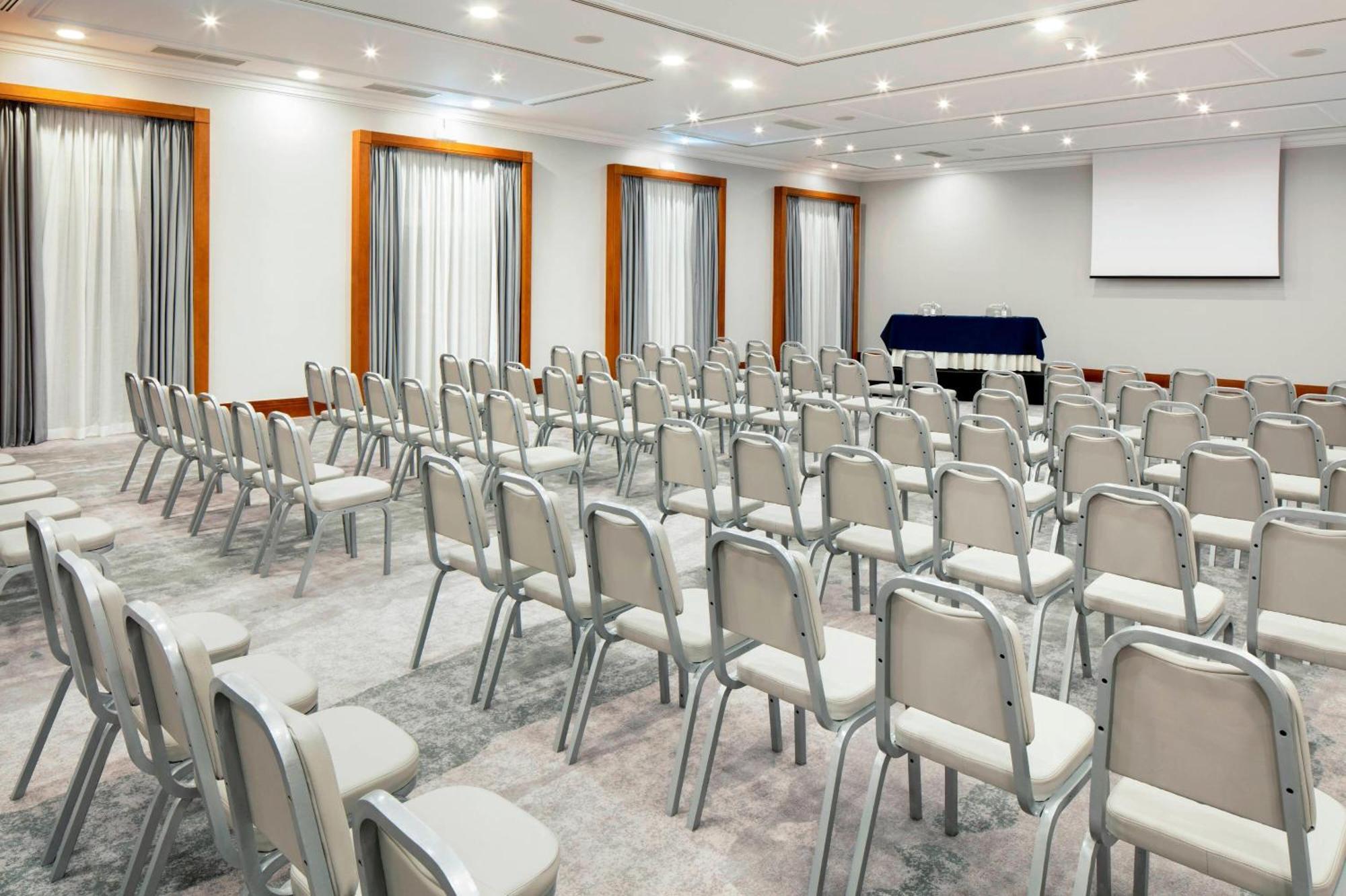 Praia D'El Rey Marriott Golf & Beach Resort Praia del Rei Exterior photo Meeting room