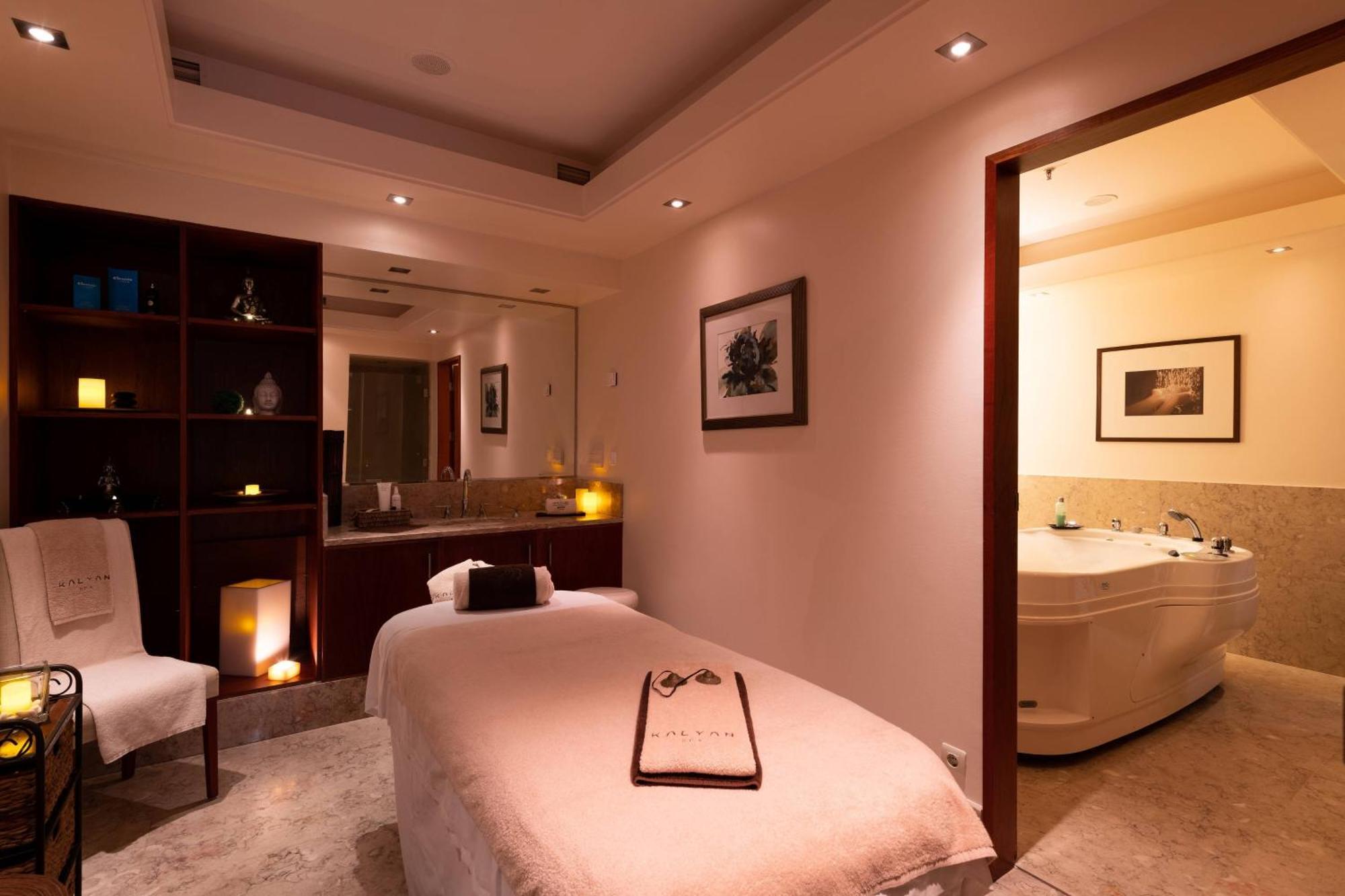 Praia D'El Rey Marriott Golf & Beach Resort Praia del Rei Exterior photo A treatment room at the Four Seasons Spa